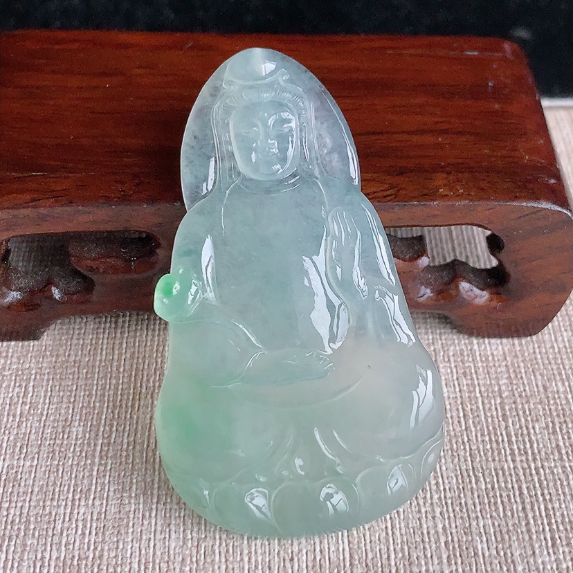 天然A货翡翠晴水一刀切观音吊坠 
尺寸60-34.5-5.2mm 重量19.60g 0331