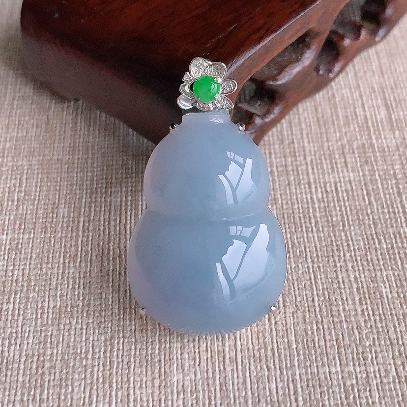 天然A货翡翠18K金伴钻镶嵌紫罗兰葫芦吊坠 
尺寸39-31-22.2-11.2mm 重量11.42