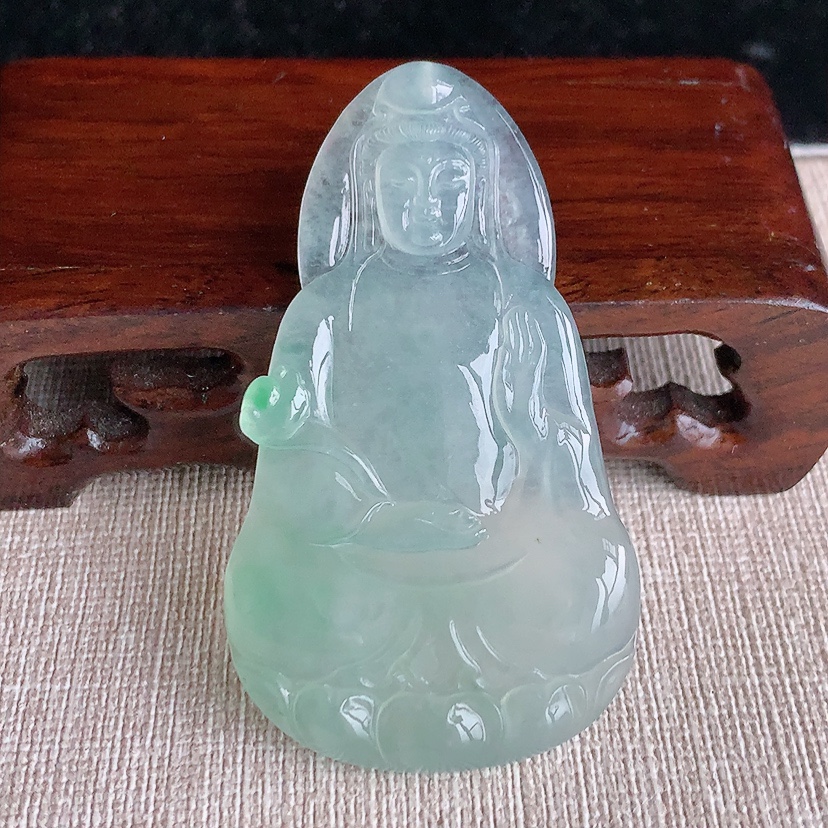 天然A货翡翠晴水一刀切观音吊坠 
尺寸60-34.5-5.2mm 重量19.60g 0331