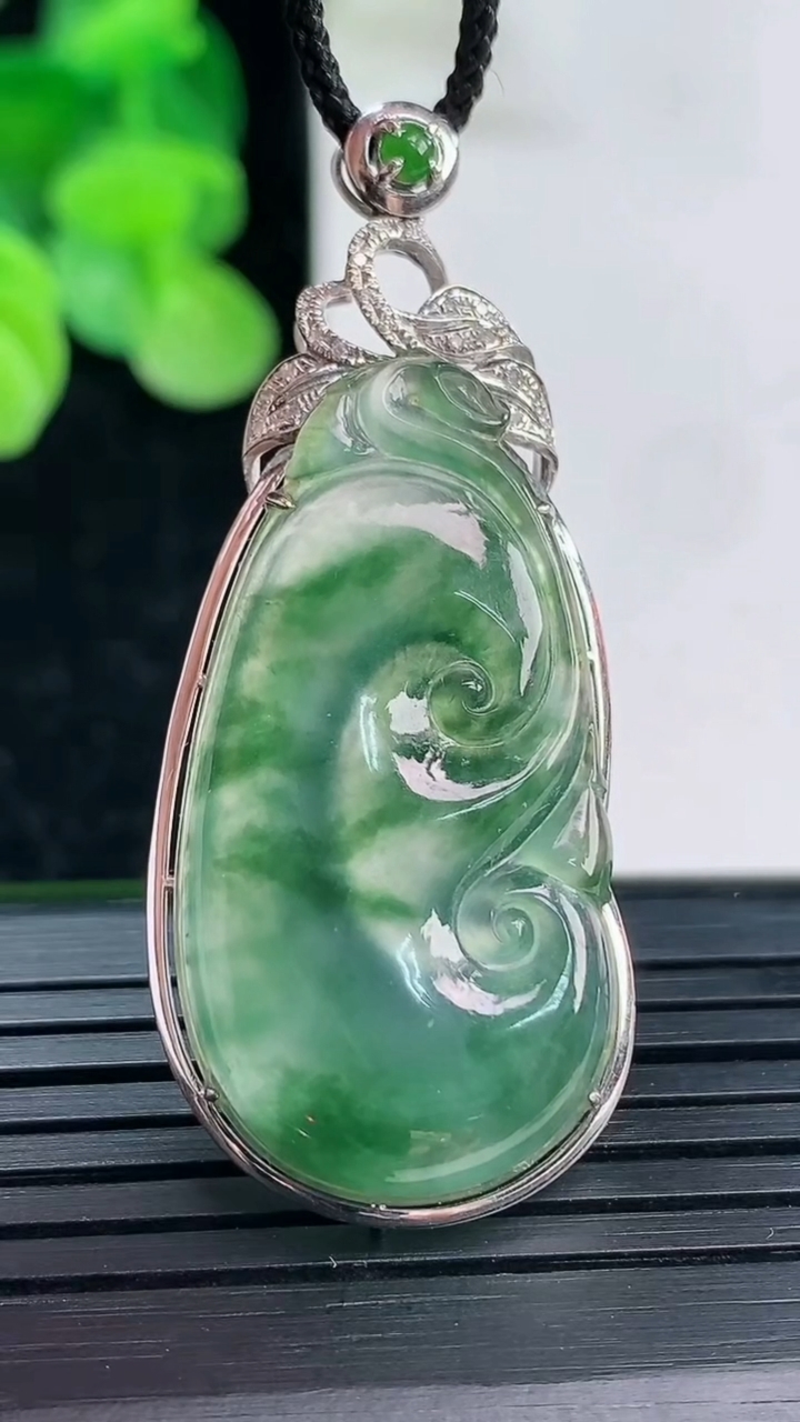 天然A货翡翠种飘花如意吊坠尺寸44.6-19.5-7.5裸石33.5-17.3重量:4.92g
4月