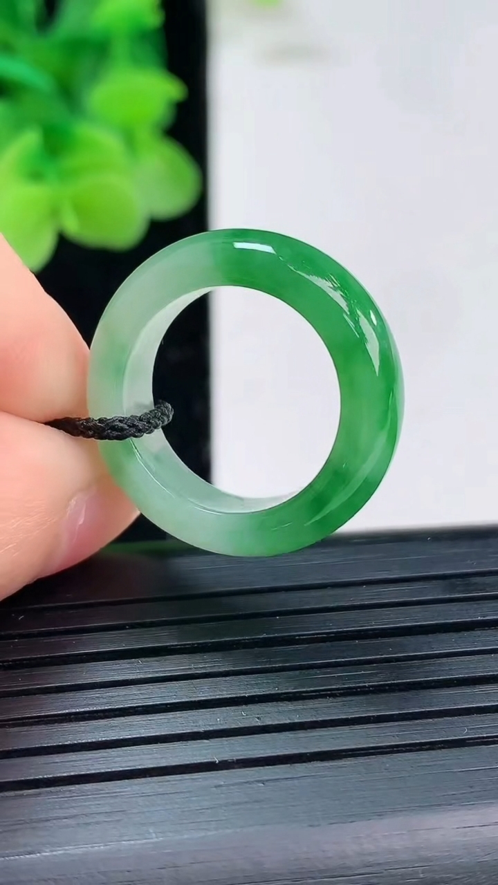 天然A货翡翠指环戒指尺寸16.5-6.3-3.6重量:4.18g2026年4月3日
工厂直销收藏佳品,种好水足，色泽均匀，有种有色，上手高大气！