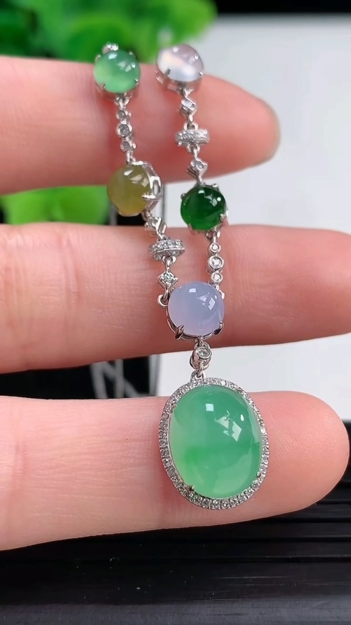 天然A货翡翠蛋面吊坠尺寸12.4-10.3-8.7裸石10.5-8.2重量:5.45g
4月3日