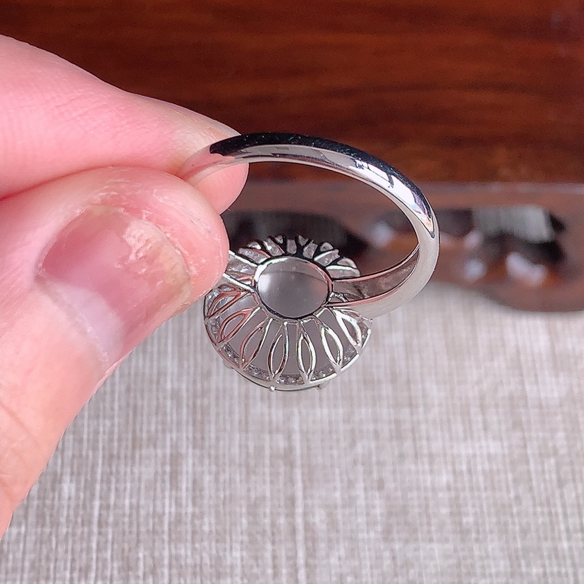 天然A货翡翠18K金伴钻镶嵌满绿蛋面戒指 圈口17.7裸石
尺寸11mm 重量3.24g 0331