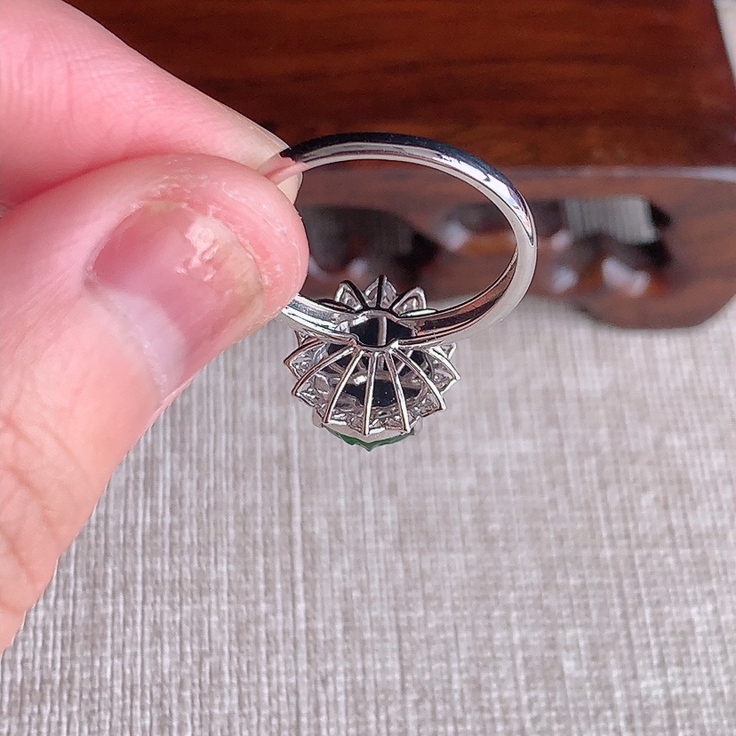 天然A货翡翠18K金伴钻镶嵌满绿招财貔貅戒指 圈口17.6裸石
尺寸10.3-8mm 重量2.60g 0331