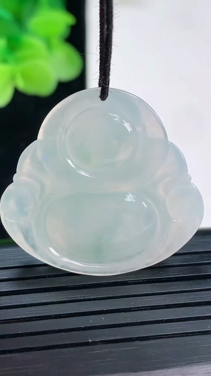 天然A货翡翠飘花佛公吊坠尺寸29.5-31.3-5.4重量:7.63g
4月3日