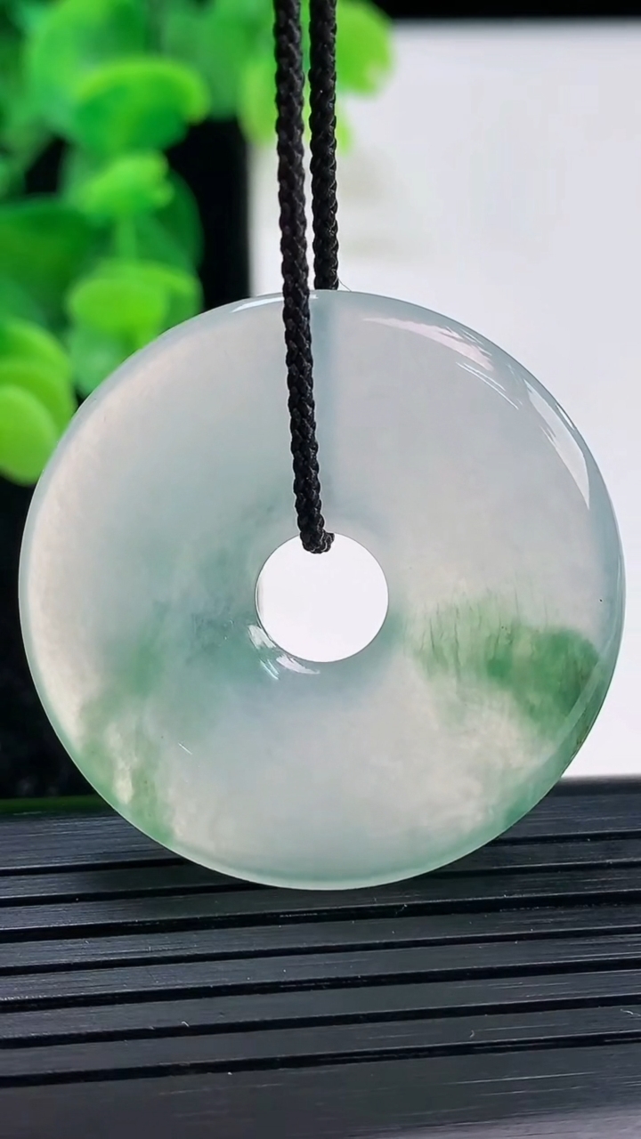 天然A货翡翠种飘花平安环吊坠尺寸37.1-4.9重量:13.38g
4月3日