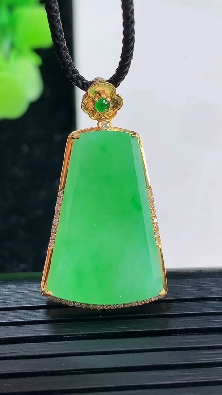 天然A货翡翠无事牌吊坠尺寸30-16.5-5.5裸石22-14.6重量:3.53g
4月3日