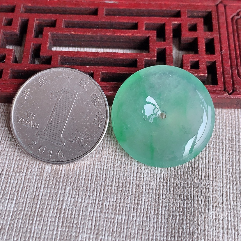 天然A货翡翠满绿飘绿平安扣吊坠  
尺寸25.8-5mm 重量6.85g 0331