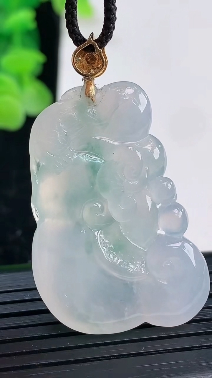 天然A货翡翠种飘花如意尺寸49.1-28-6.9重量:27.92g
4月3日