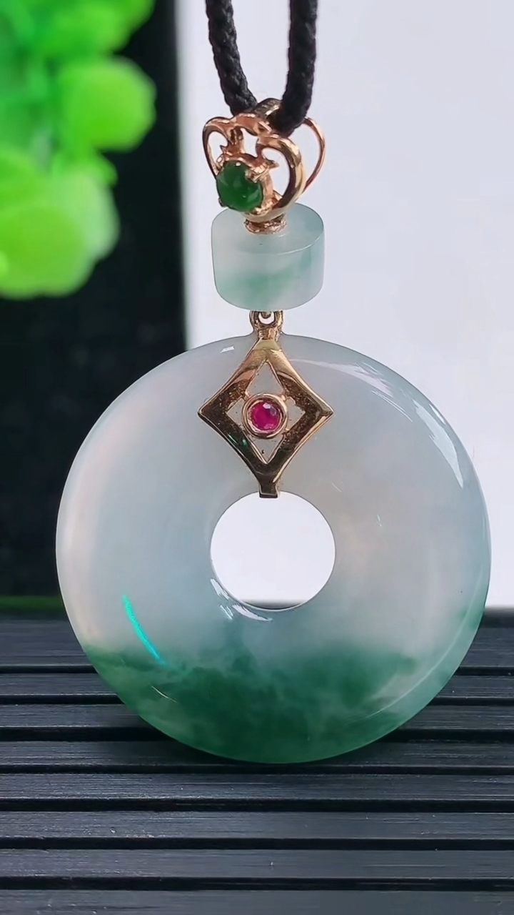 天然A货翡翠18K金飘花平安环吊坠尺寸25.8-3.5重量:5.85g
4月3日