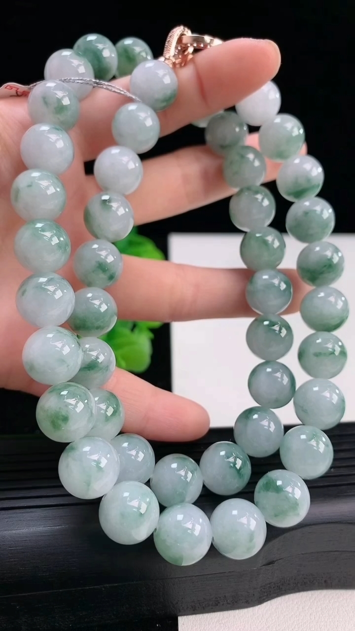 天然A货翡翠飘花圆珠项链尺寸11.3-45颗重量:125.74g4月3日
工厂直销收藏佳品,种好水足