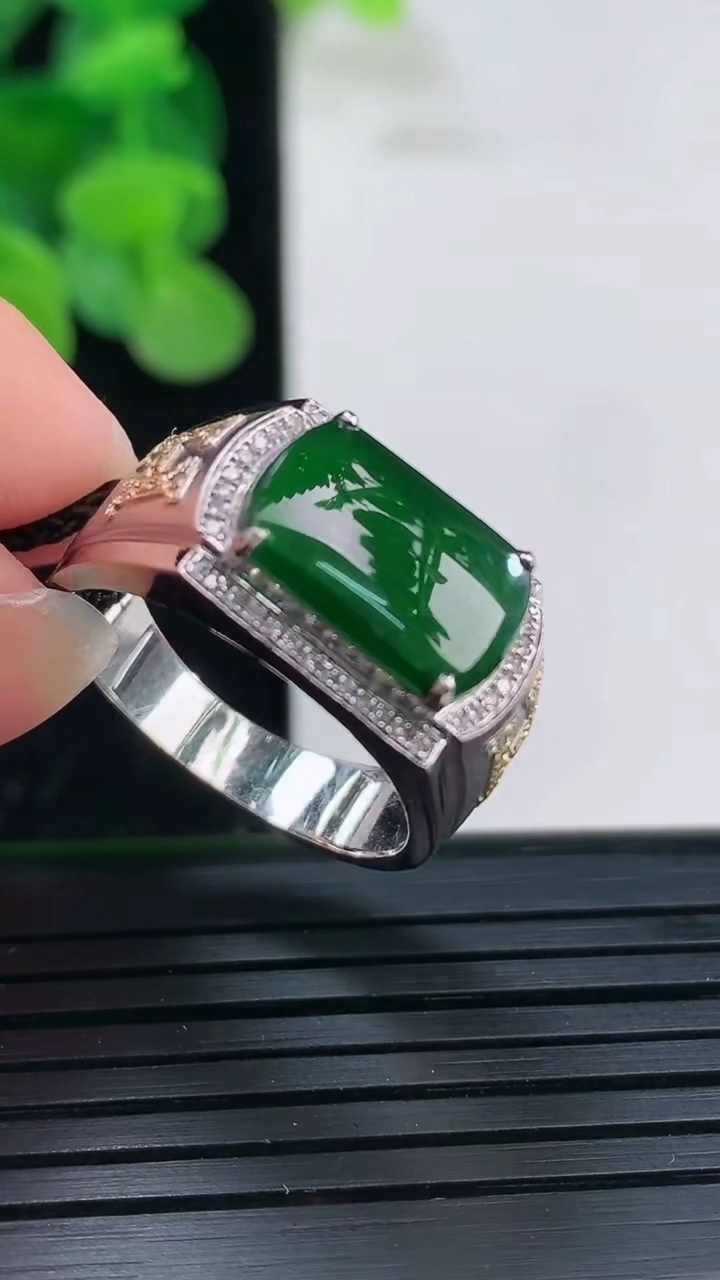 天然A货翡翠马鞍戒指尺寸19.4-12.7-7.9重量:4.39g2026年4月3日
工厂直销收藏佳品,种好水足，色泽均匀，有种有色，上手高大气！