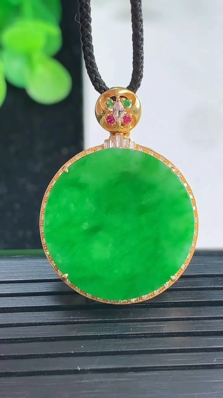 天然A货翡翠无事牌吊坠尺寸29.2-22-6.9裸石19.9重量:4.96g
4月3日