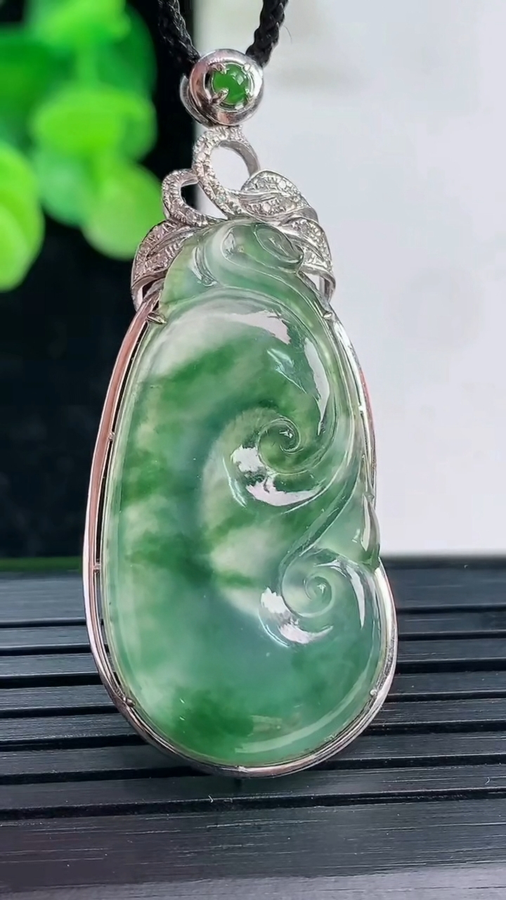 天然A货翡翠种飘花如意吊坠尺寸44.6-19.5-7.5裸石33.5-17.3重量:4.92g
4月3日