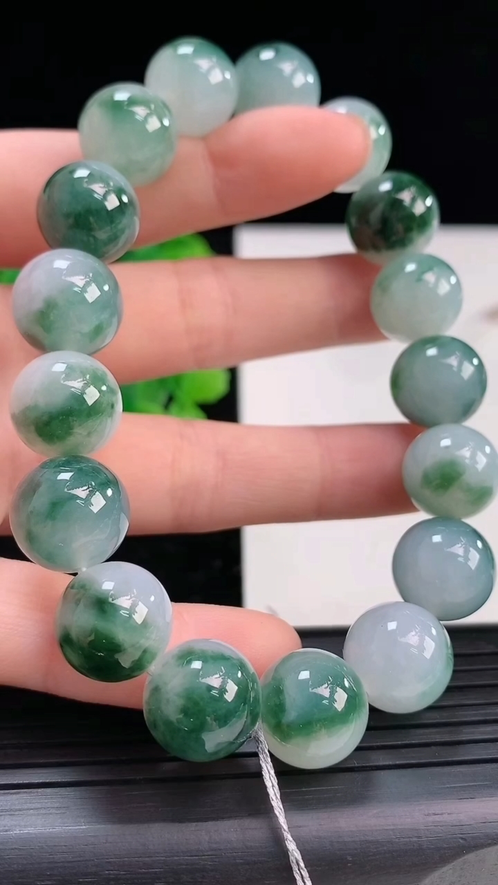 天然A货翡翠飘花圆珠手串尺寸12.3-17颗重量:58.72g4月3日
工厂直销收藏佳品,种好水足，