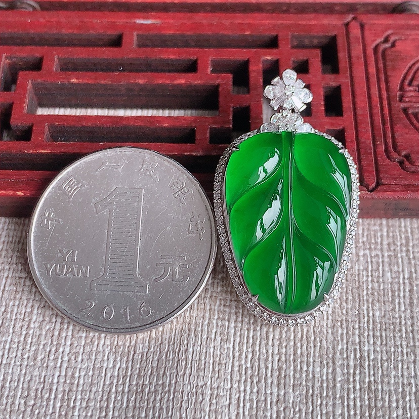 天然A货翡翠18K金伴钻镶嵌满绿叶子金枝玉叶吊坠 
尺寸33.8-18.8-9.6裸石23-15.8mm 重量7.70g 0331