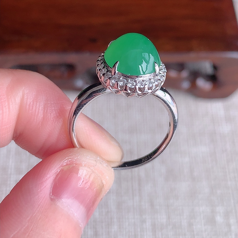 天然A货翡翠18K金伴钻镶嵌甜绿蛋面戒指 圈口17.4裸石
尺寸11-9mm 重量3.76g 033