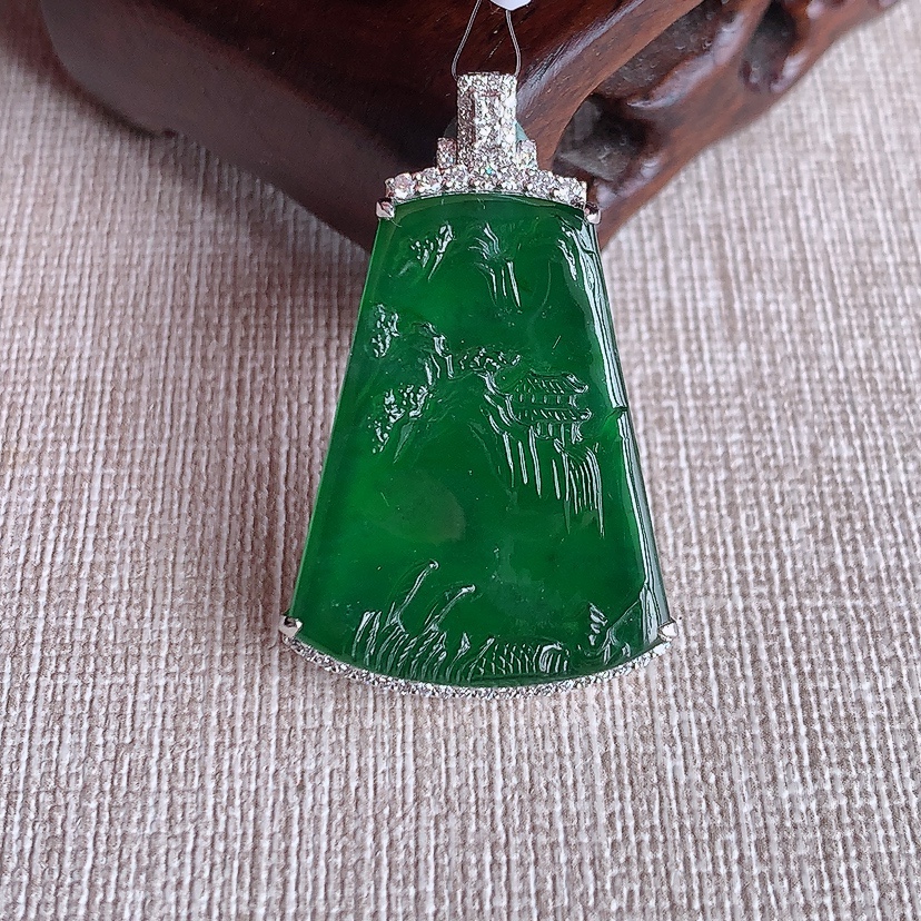 天然A货翡翠18K金伴钻镶嵌满绿意境山水牌吊坠 
尺寸37.3-29-21.8-6.6mm 重量8.