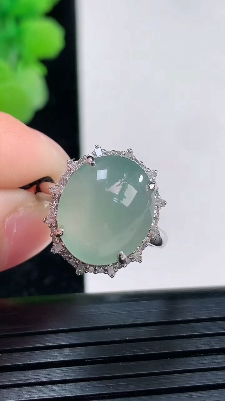 天然A货翡翠蛋面戒指尺寸17.7-13.2-11.1重量:5.69g2026年4月3日
工厂直销收藏佳品,种好水足，色泽均匀，有种有色，上手高大气！