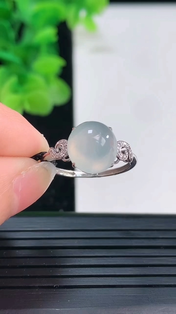 天然A货翡翠种白冰蛋面戒指尺寸17.1-9.9-9重量:2.00g2026年4月3日
工厂直销收藏佳