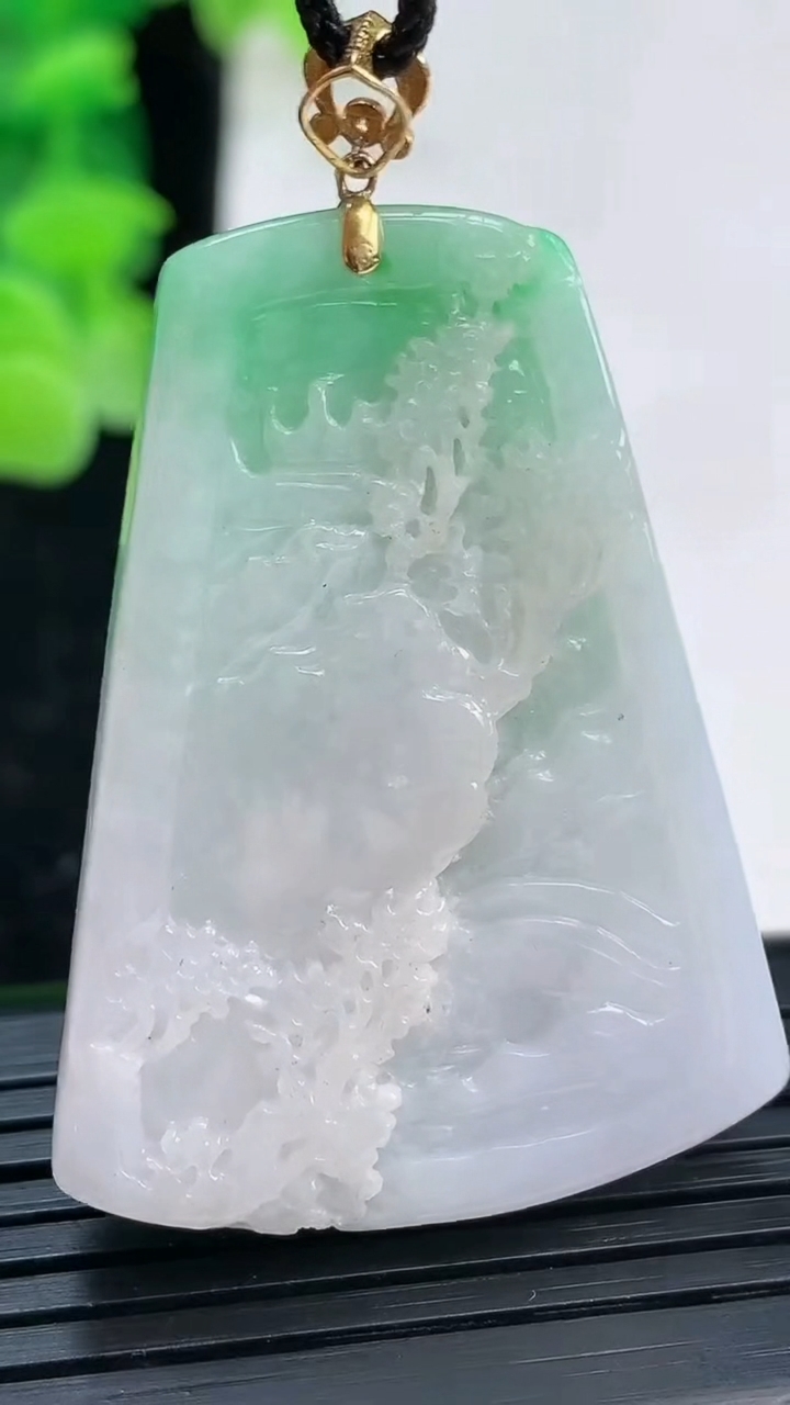 天然A货翡翠山水牌吊坠尺寸44.5-30-7.9重量:22.94g
4月3日