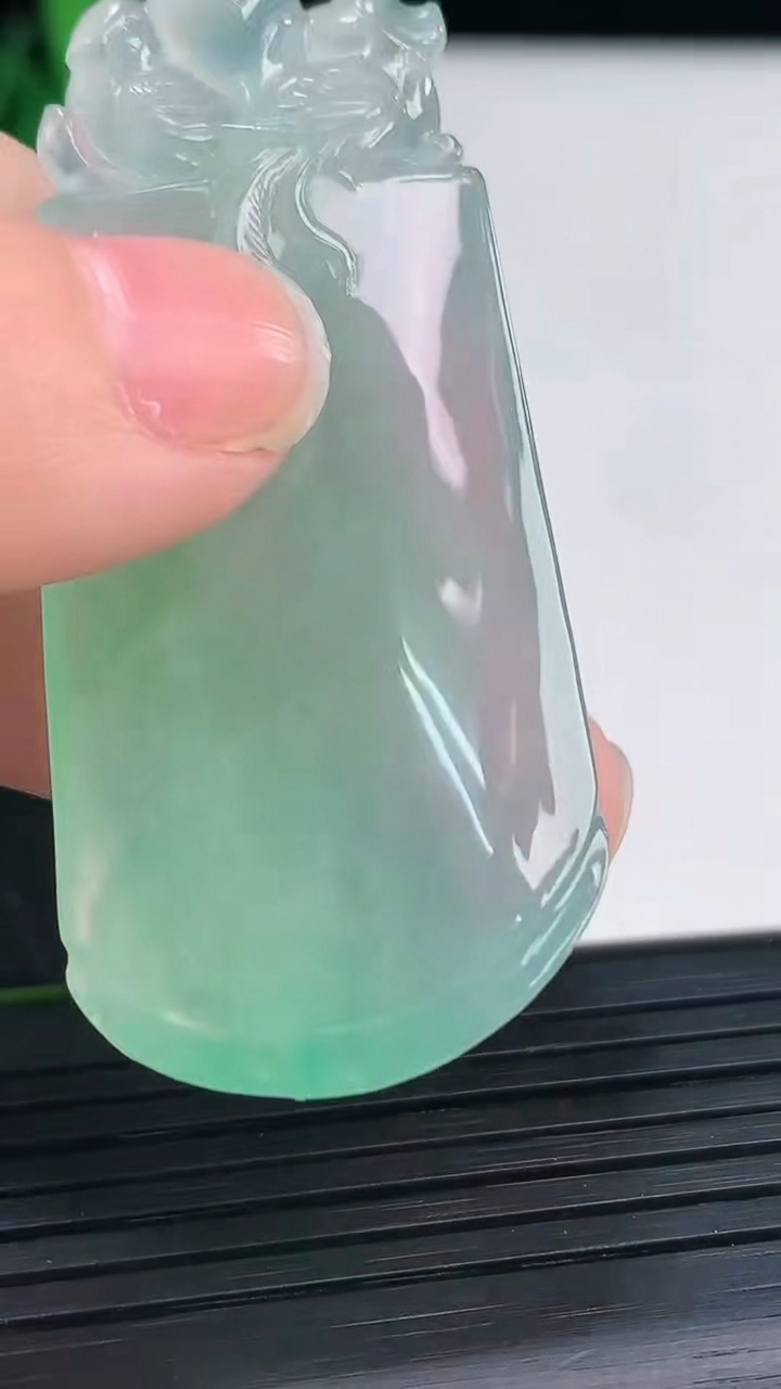 天然A货翡翠鸟语花香吊坠尺寸55.3-24.2-8.7重量:21.84g
4月3日