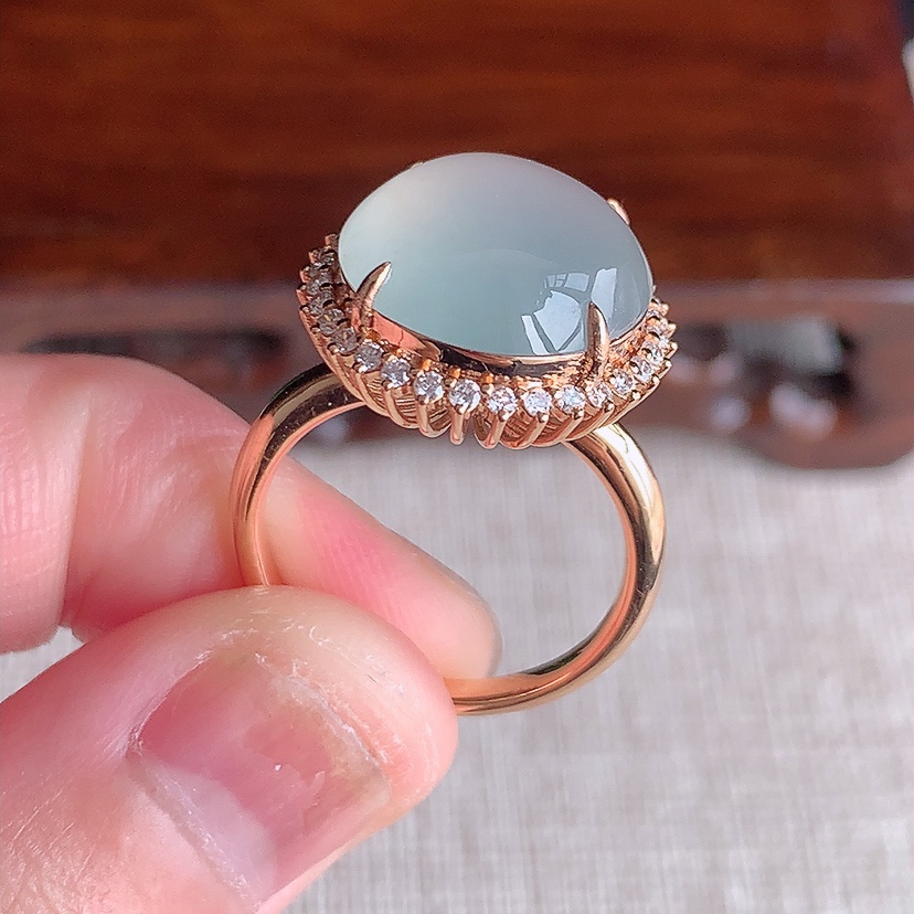 天然A货翡翠18K金伴钻镶嵌晴水蛋面戒指 圈口17.5裸石
尺寸14.4-13.4mm 重量5.93