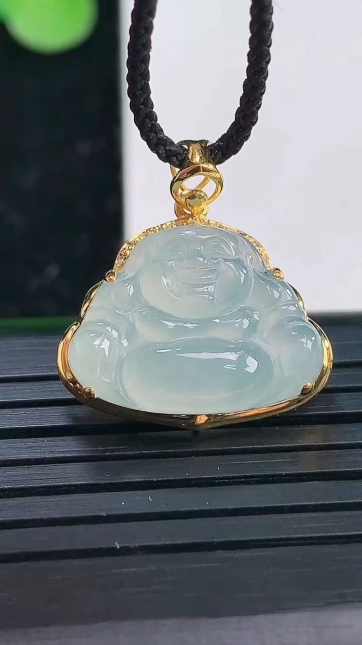 天然A货翡翠种白冰佛公吊坠尺寸22.1-19-7.3裸石12.7-17.3重量:2.28g
4月3日