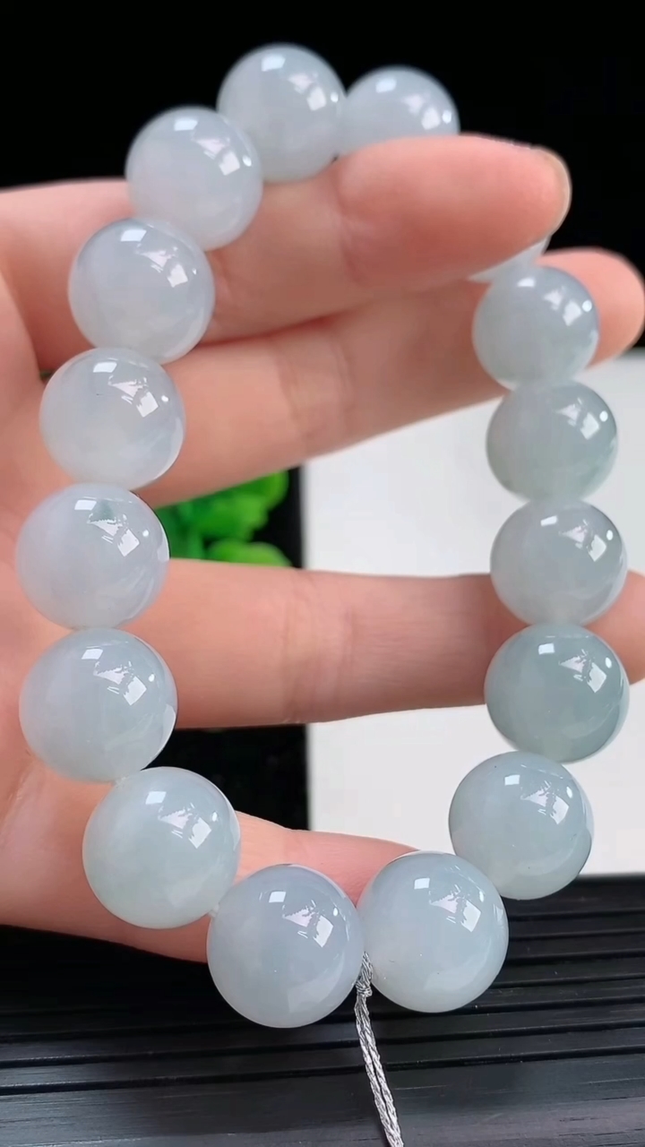 天然A货翡翠飘花圆珠手串尺寸12.8-16颗重量:56.36g4月3日
工厂直销收藏佳品,种好水足，