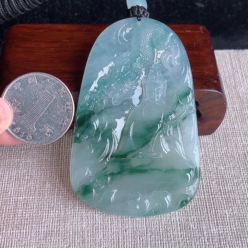 天然A货翡翠飘花大势至菩萨吊坠 
尺寸69.8-44.8-5.5mm 重量43.73g 0331
