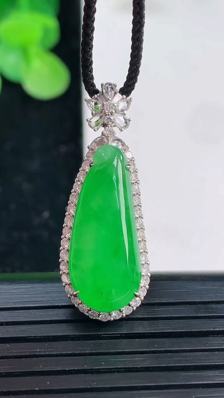 天然A货翡翠福瓜吊坠尺寸30.9-11.6-8.5裸石20.9-8.8重量:4.53g
4月3日