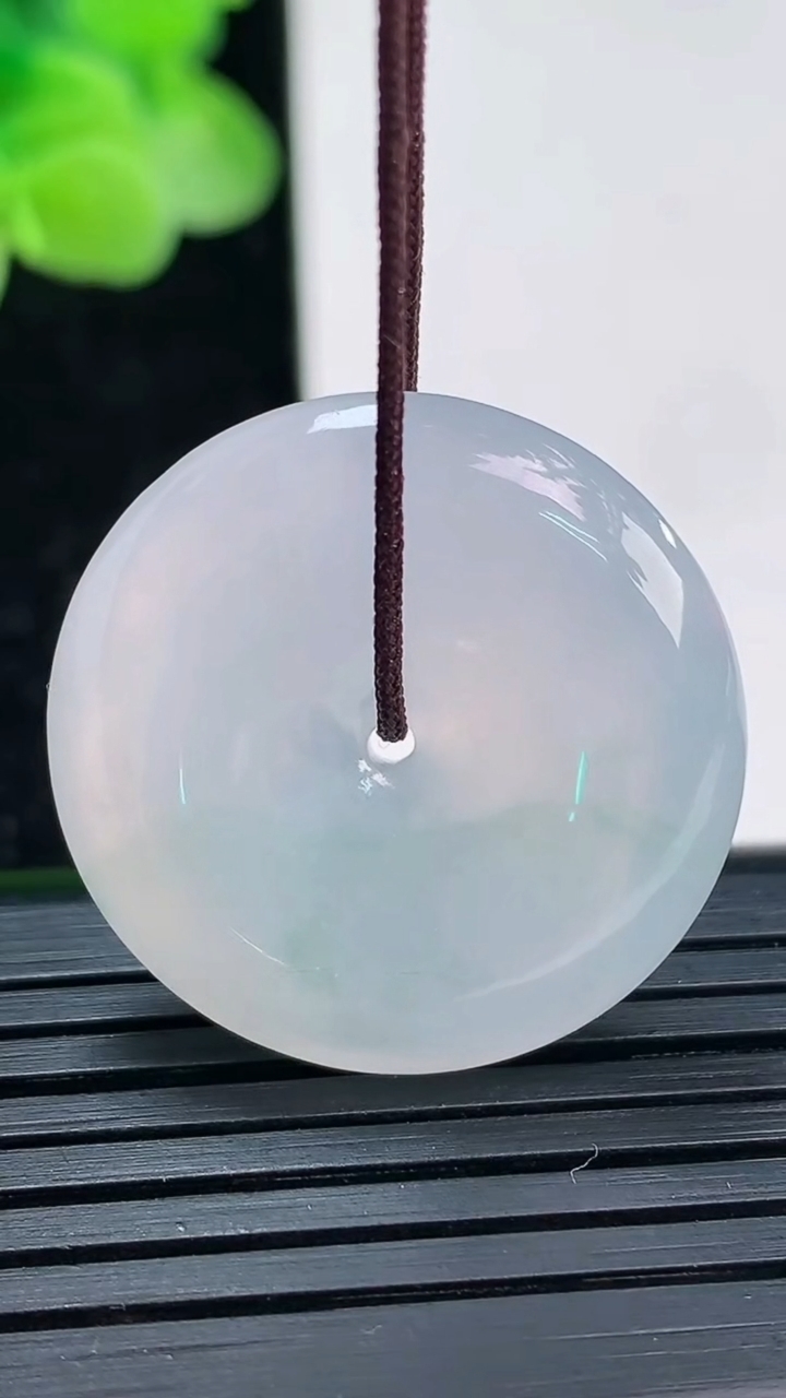 天然A货翡翠冰种飘花平安扣吊坠尺寸26.1-5.9重量:8.34g
4月3日