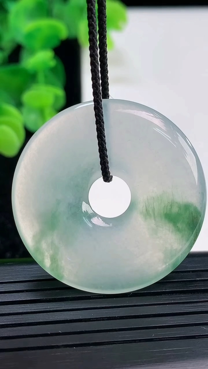 天然A货翡翠种飘花平安环吊坠尺寸37.1-4.9重量:13.38g
4月3日