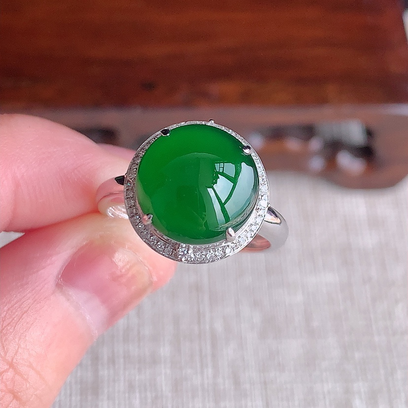 天然A货翡翠18K金伴钻镶嵌满绿蛋面戒指 圈口17.7裸石
尺寸11mm 重量3.24g 0331