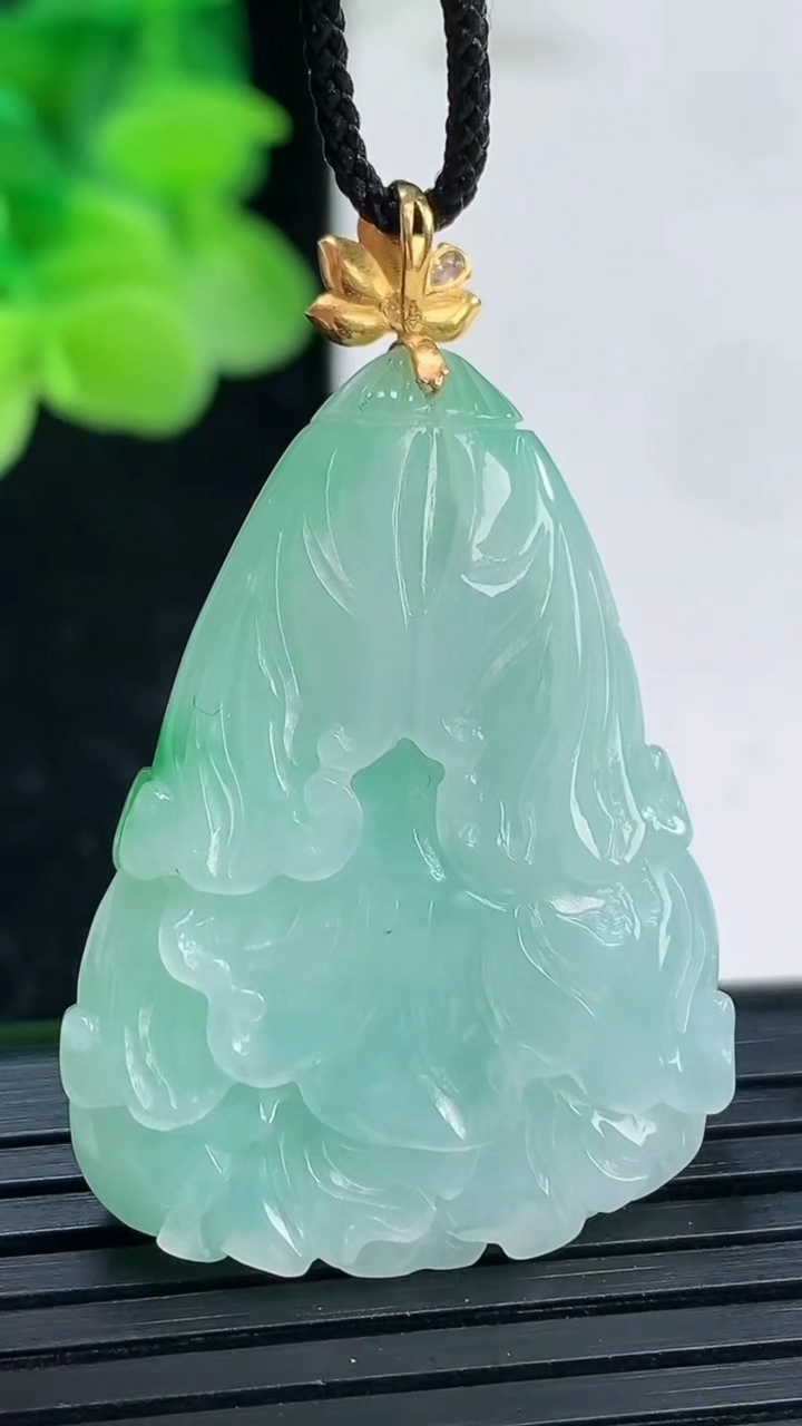 天然A货翡翠白菜吊坠尺寸34.1-25-7.7重量:11.30g
4月3日