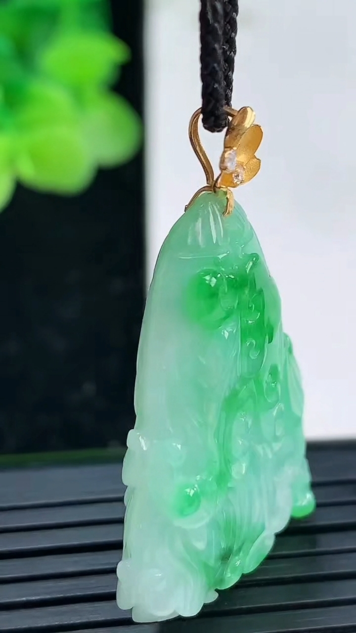 天然A货翡翠白菜吊坠尺寸34.1-25-7.7重量:11.30g
4月3日