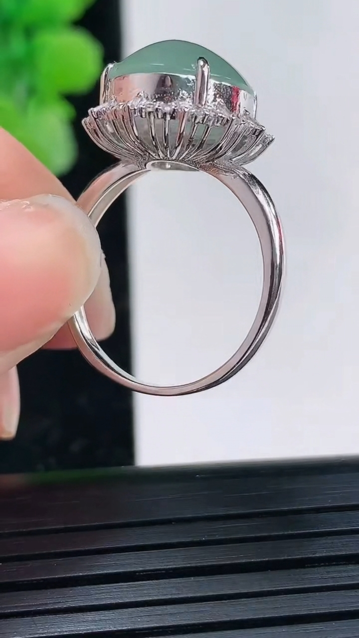 天然A货翡翠蛋面戒指尺寸17.7-13.2-11.1重量:5.69g2026年4月3日
工厂直销收藏佳品,种好水足，色泽均匀，有种有色，上手高大气！