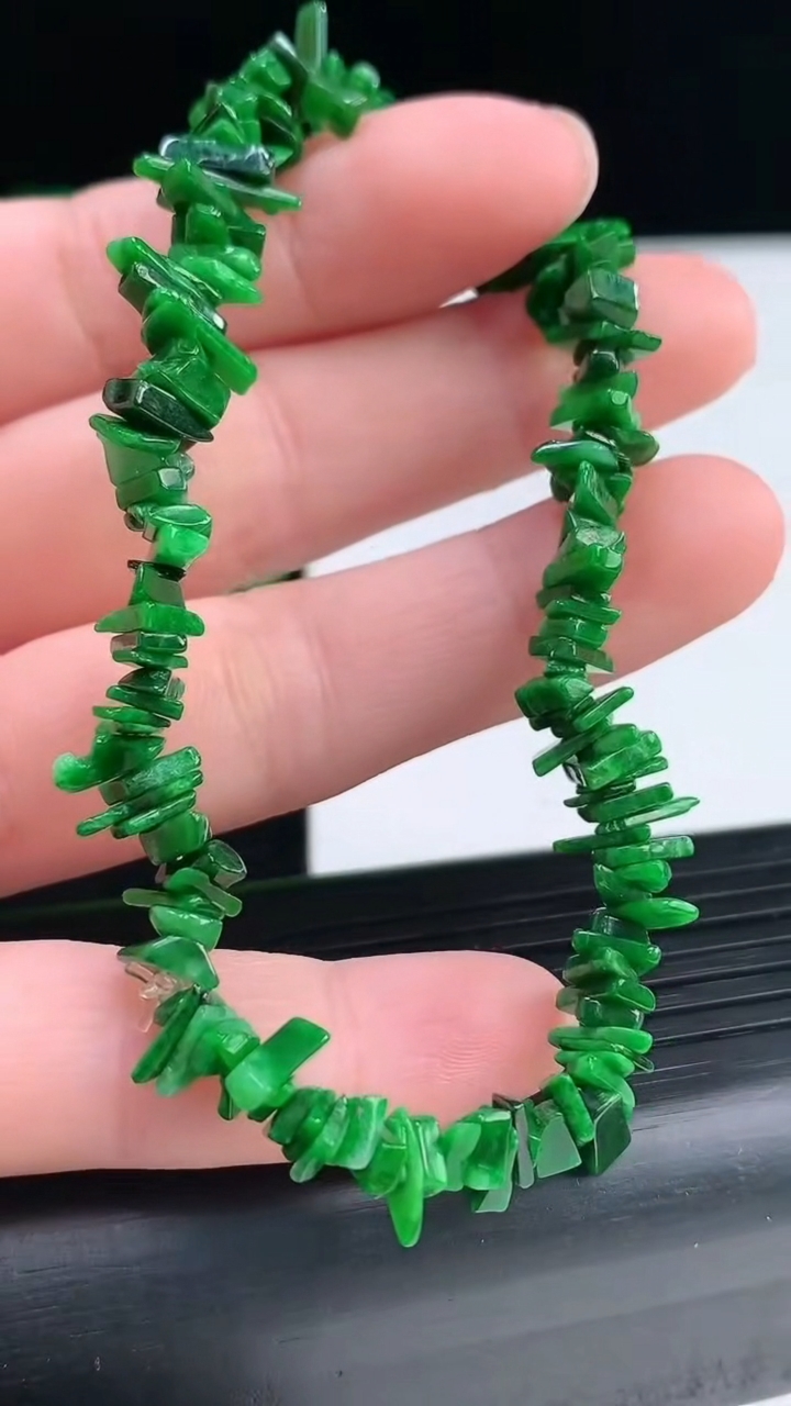 天然A货翡翠原石手串尺寸5.7-3.3-1.2重量:9.84g4月3日
工厂直销收藏佳品,种好水足，色泽均匀，有种有色，上手高大气！