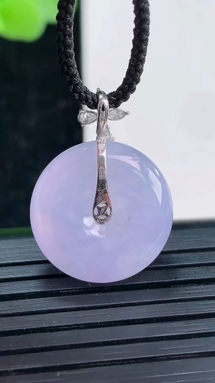 天然A货翡翠18K金紫罗兰平安扣吊坠尺寸17.3-17.6重量:40.85g
4月3日