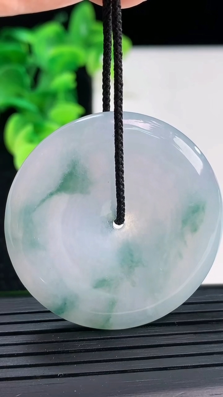 天然A货翡翠飘花平安扣吊坠尺寸42.8-5.8重量:22.99g
4月3日