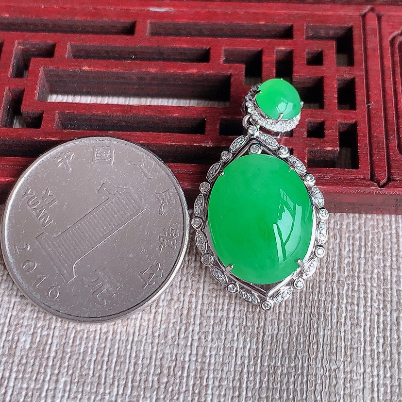 天然A货翡翠18K金伴钻镶嵌阳绿蛋面吊坠  
尺寸33.8-17.5-8裸石16.5-13mm 重量4.65g 0331