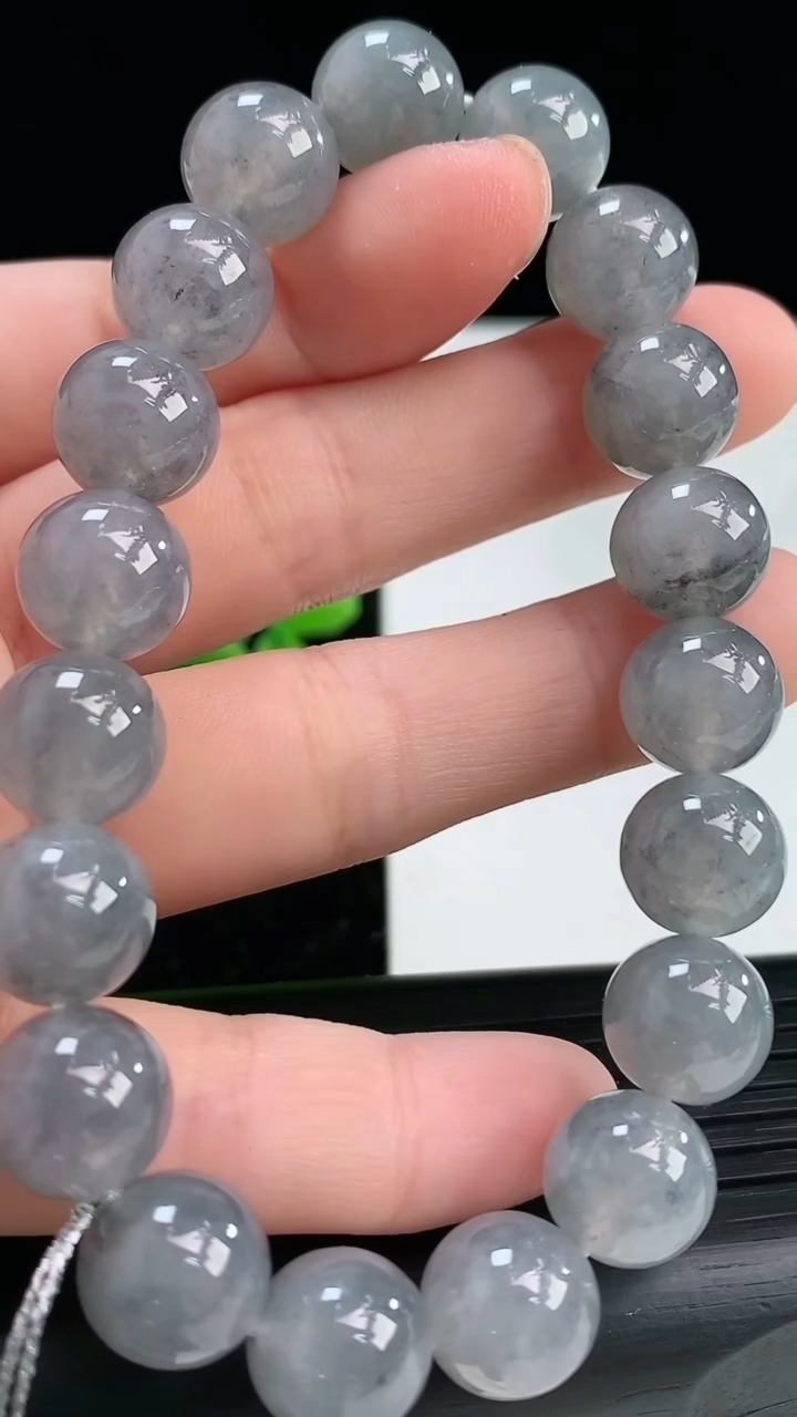 天然A货翡翠乌鸡种圆珠手串尺寸10.3-19颗重量:38.22g4月3日
工厂直销收藏佳品,种好水足，色泽均匀，有种有色，上手高大气！