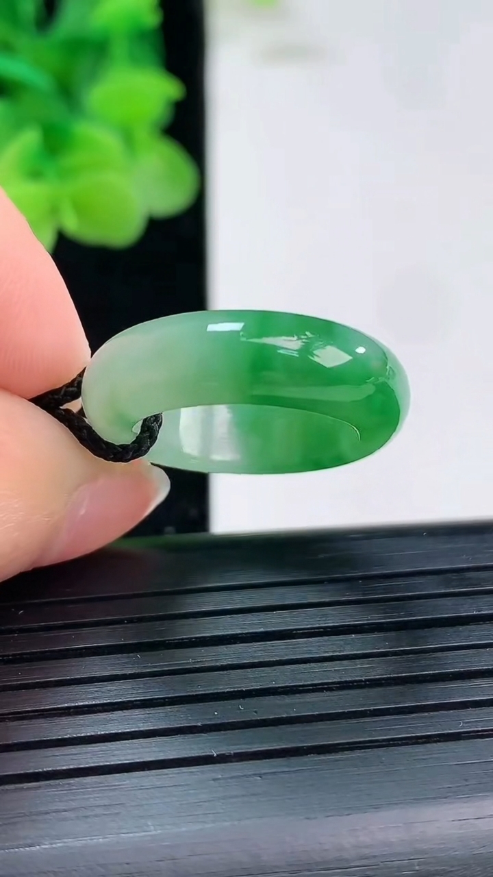 天然A货翡翠指环戒指尺寸16.5-6.3-3.6重量:4.18g2026年4月3日
工厂直销收藏佳品,种好水足，色泽均匀，有种有色，上手高大气！