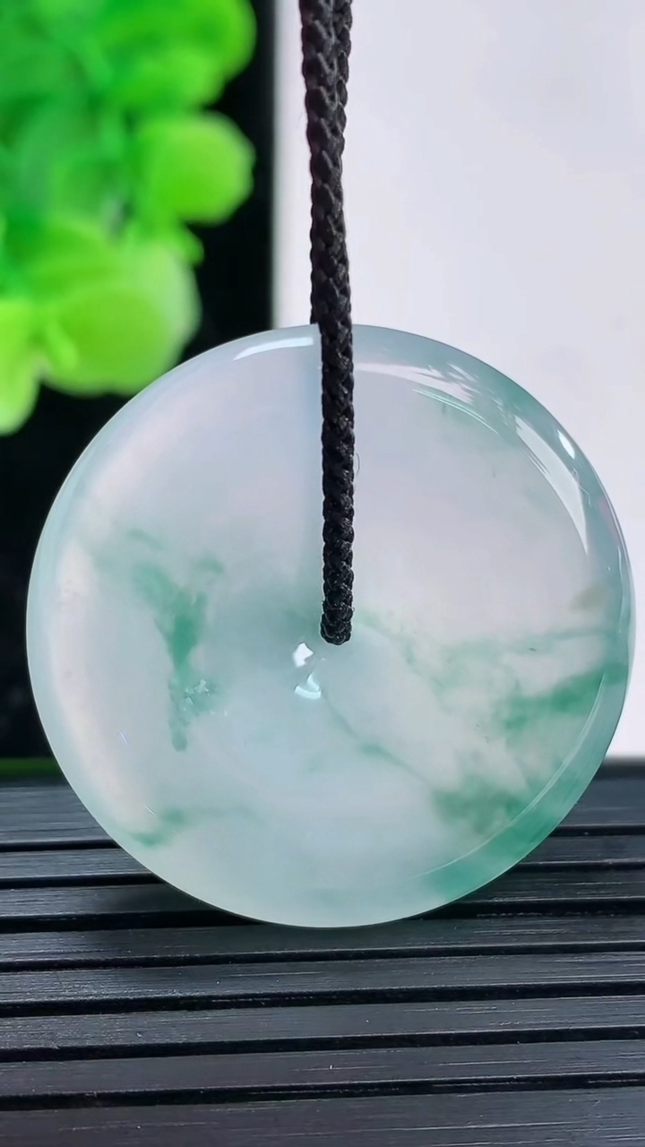 天然A货翡翠种飘花平安扣吊坠尺寸31.3-5.4重量:11.80g
4月3日