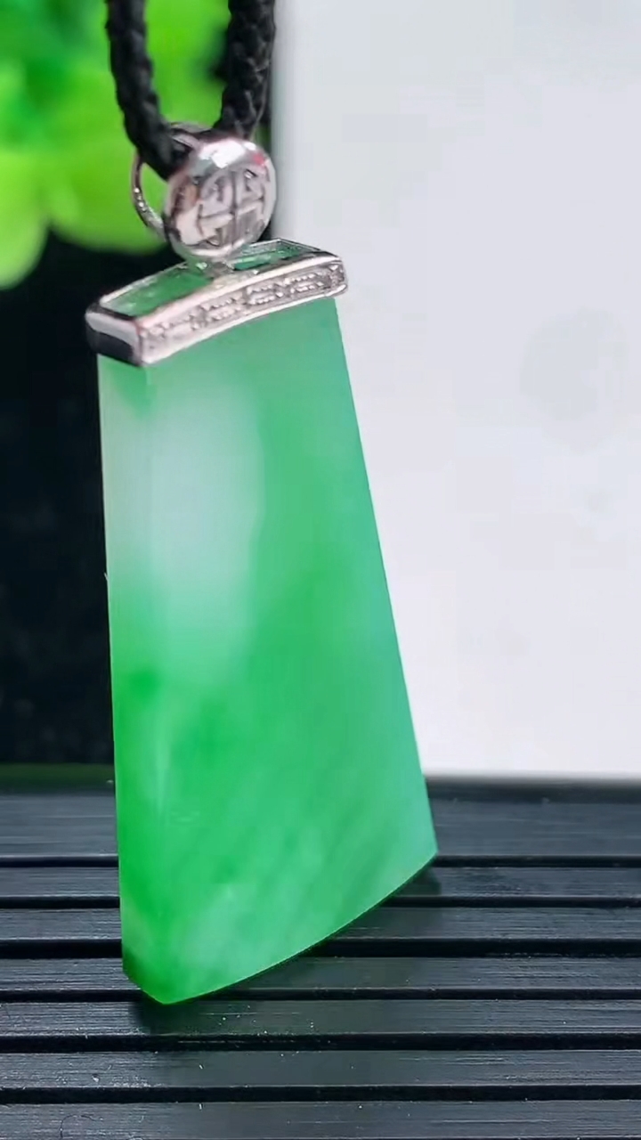 天然A货翡翠无事牌吊坠尺寸32-15.9-3.3重量:5.00g
4月3日