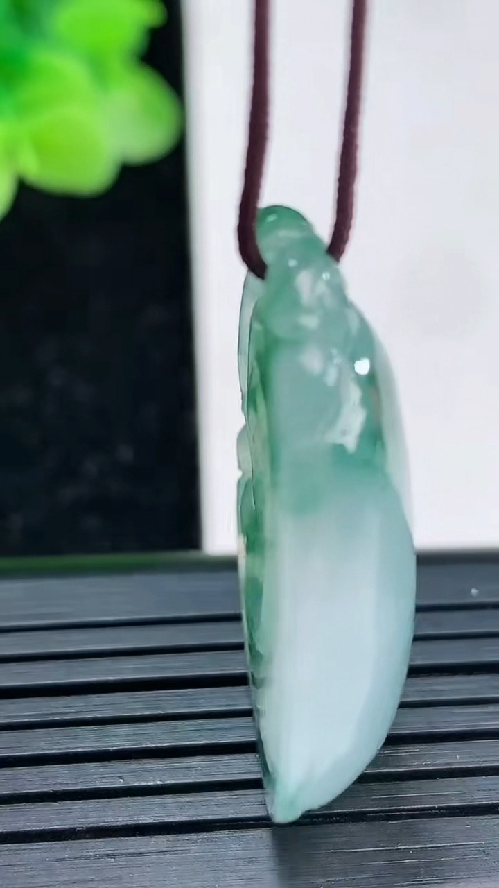 天然A货翡翠冰种飘花如意吊坠尺寸35.5-22-8重量:10.99g
4月3日