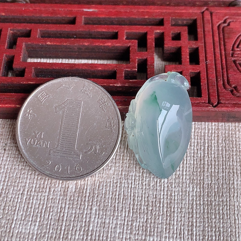 天然A货翡翠飘花福瓜吊坠 
尺寸25.5-16-9.8mm 重量5.40g 0331
