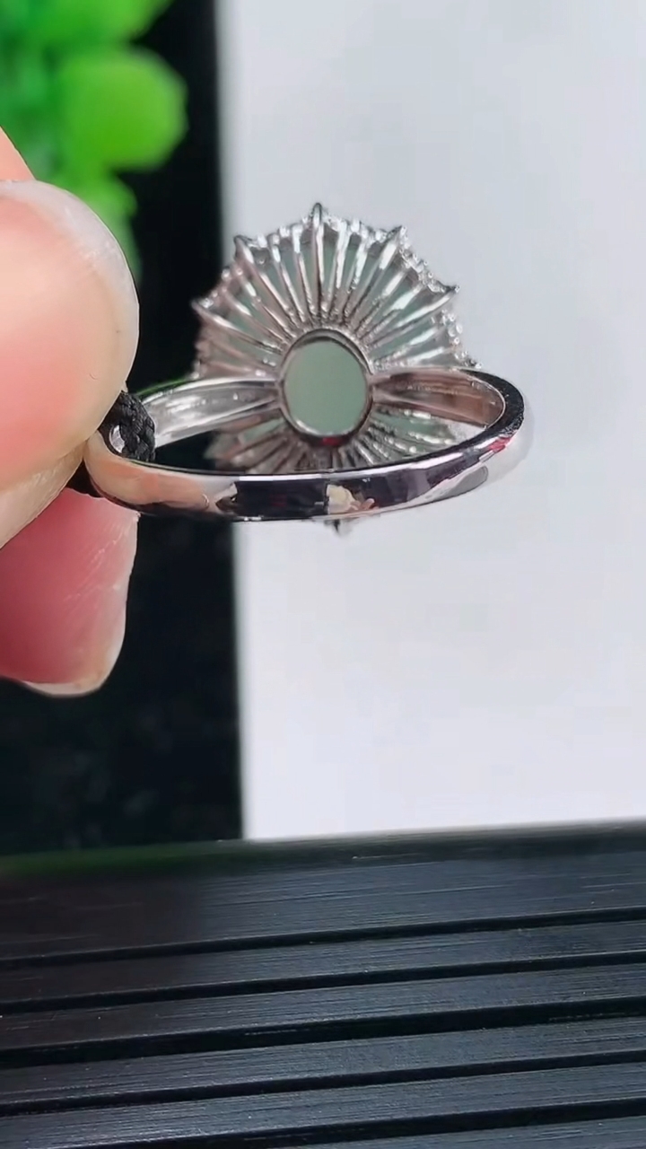 天然A货翡翠蛋面戒指尺寸17.7-13.2-11.1重量:5.69g2026年4月3日
工厂直销收藏佳品,种好水足，色泽均匀，有种有色，上手高大气！