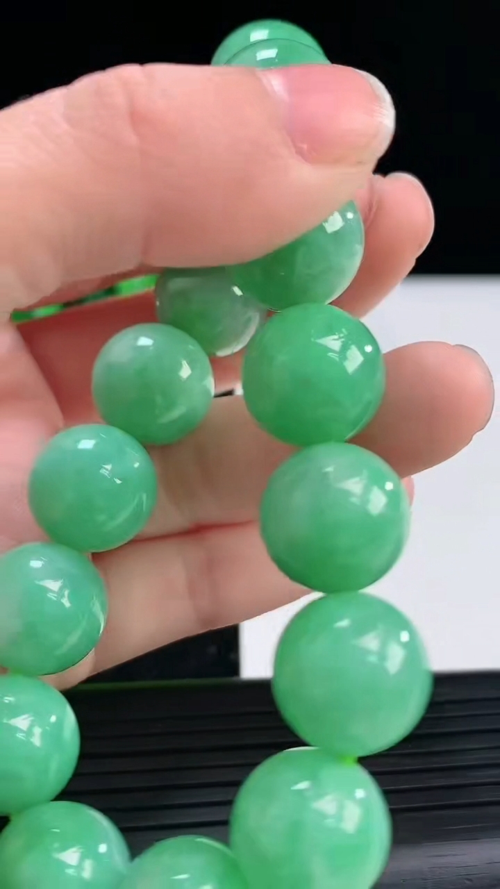 天然A货翡翠圆珠手串尺寸14-15颗重量:69.87g4月3日
工厂直销收藏佳品,种好水足，色泽均匀，有种有色，上手高大气！
