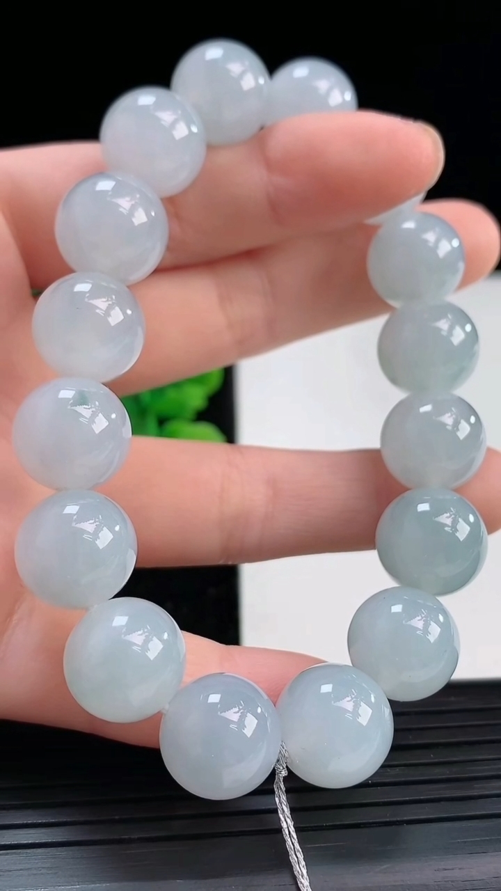 天然A货翡翠飘花圆珠手串尺寸12.8-16颗重量:56.36g4月3日
工厂直销收藏佳品,种好水足，色泽均匀，有种有色，上手高大气！